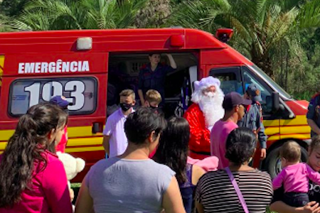 RIO NEGRINHO REALIZA CAMPANHA DE NATAL COM A PRESENÇA DO BOMBEIRO NOEL